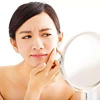 孕妈脸颊长痘的原因 很多孕妈妈都有这个疑惑，觉得自己的皮肤明明不属于痘痘肌，平时也基本不长痘痘...