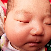 宝宝眼角那有点红，不知道是怎么回事！