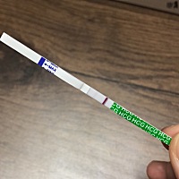 这是怀了？很浅很浅，月经一般会提前两三天，然后这两天没来，我测着玩的