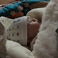 宝宝两个多月，为什么睡觉的时候总是左右摇头呢，有谁知道什么原因吗