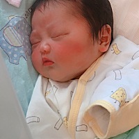 每两个小时奶就发胀就要起床吸一次奶，感觉生无可恋，汤汤水水的一口没敢喝，有什么办法让奶不要这么多呀。