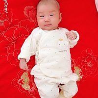 从怀孕到现在快两个月的宝贝，经历了好多，我也慢慢变成一位会照顾宝宝的麻麻，这个浑身散发着奶香的娃...