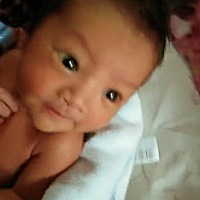 宝宝今天18天了，遗传了我的大眼睛双眼皮