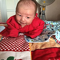 宝宝27天了，这两天用玩具逗宝宝，他的小眼睛追着玩具跑，跟他说话他一直盯着你的眼睛看，看他的表情也...