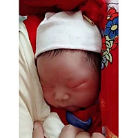 出生3天的新生儿，体重7斤7量，女孩，应该喂多少奶粉？多长时间喂一次？宝宝拉屎带奶瓣，消化不良造成的...