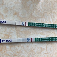 大姨妈延迟三天 今天早上六点半测了一下 就是图片中上面那个验孕棒显示的我以为自己眼花 感觉有隐隐的浅...