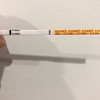 早晨起来八点多测了一个，当时是有点灰色的印，然后用纸包起来放在瓶子里面准备中午扔掉，刚才突然看见...