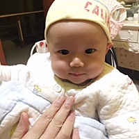 各位宝妈，我家宝宝四个多月了，之前晚上睡觉都戴帽子，最近听人说晚上睡觉戴帽子影响宝宝发育，戴...