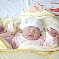 提前六天剖腹产六斤八两女宝宝
