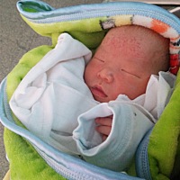 额头一大片紫色红点在皮肤里面，是夹的嘛？这么久还不消。有类似的宝宝吗求分享