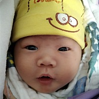 宝爸双眼皮大眼睛，宝宝确遗传了我的单眼皮。宝宝33天了，依然单眼皮还有点肿眼泡，不知道能不能变双了。