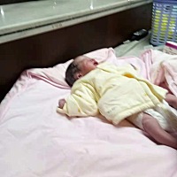 35 6早产剖男孩子，感觉早产就是我害的，特别恨自己，小孩出生5.6斤，声音特别大，医生说有一边耳朵有点...