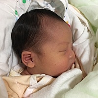 一墨崽崽第9天，带宝宝晚上要喂奶换尿布真的睡不好，不知什么时候晚上起夜会好一些。看着崽崽心都要化了...