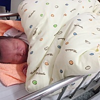 接男宝宝啦！如愿男宝！祝大家要男得男要女得女！提前6天预产期是28日的，今天22号，顺产，早上6点见红...