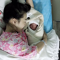 6斤6两老乖了，我真是享福了，抛出来以后不怎么哭，就是睡觉，可乖了，从出来早上9:10分一直睡，不哭不...