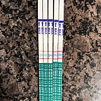 大家帮我看看从左往右是在加深吗？最右边是刚刚测的，大卫试纸这样大概HCG有多少了？有人知道吗？