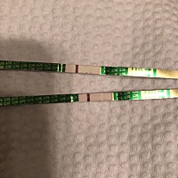 想请教一下有没有遇到过同样情况的朋友。验孕棒出现白杠。有些看不懂。