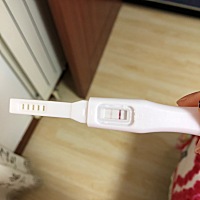 现在再测排卵试纸是强阳，验孕棒是弱阳，这个是一定怀孕了么？是因为怀孕的天数太短的原因么？