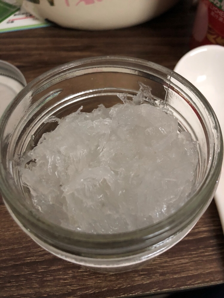 这是剩下的挑好毛毛的生燕窝，分装好方便下次炖！