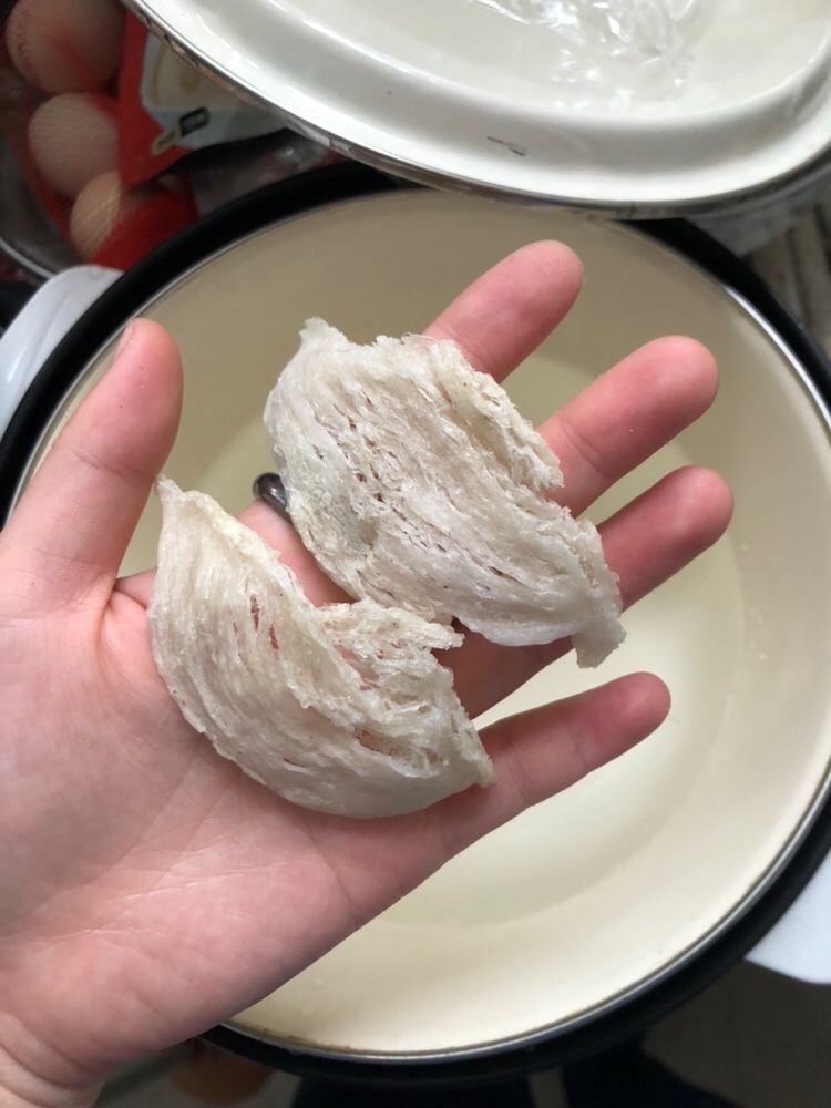 白天泡了10g足干大燕条。下午挑毛，晚上炖了一半。