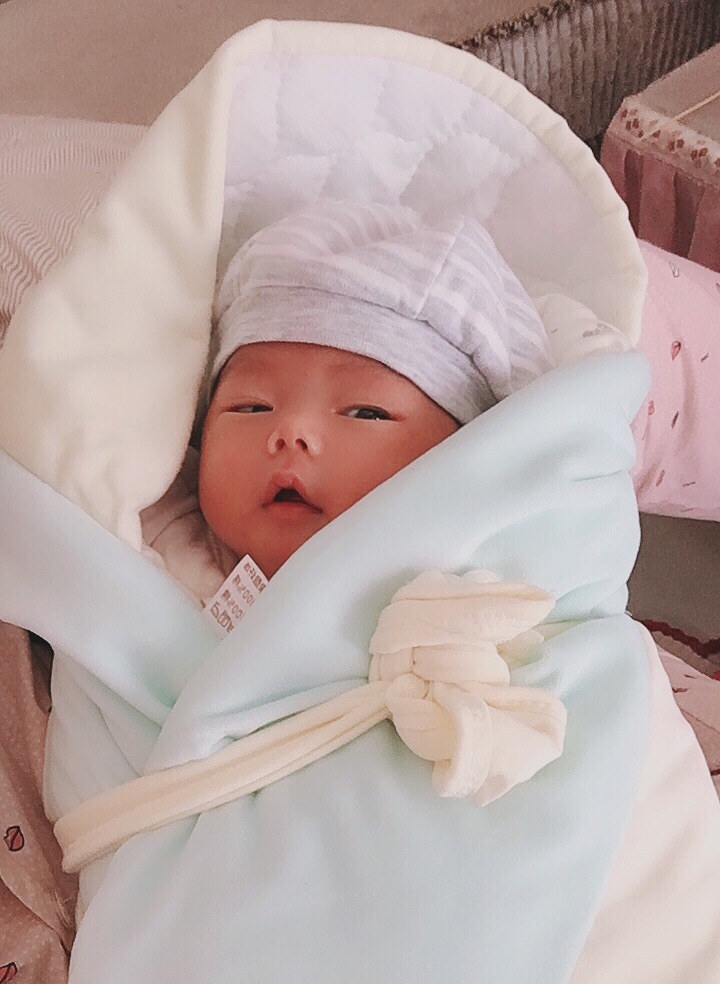 18日剖宫产诞下7斤小棉袄，因为是剖宫产使用镇痛汞48小时过后伤口比较痛，产后住院5天出院。回家的照料虽然比较方便可是有很多不顺心，加上乳腺不通痛苦不堪。家婆一直念叨我不争气一直都没给宝宝喝上母乳，因为一直的念叨让我无比的烦躁。虽然我自认为平常我非常通情达理而又坚强，可是此刻坐月子的我变得非常脆弱，甚至有点产后抑郁症的倾向。想得事情多，感觉没办法排解心情，跟老公置气他也不理我。已经一天一夜不说话了，他还会对宝宝生气，我看不得他对宝宝生气。眼泪可以直接当场掉下来！所以我现在唯一的期盼就是赶紧出月子，我想自己亲自料理宝宝和生活点滴。希望出月子之后一切顺心。希望每个宝妈能在月子