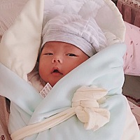 18日剖宫产诞下7斤小棉袄，因为是剖宫产使用镇痛汞48小时过后伤口比较痛，产后住院5天出院。回家的照料...