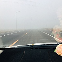 最近几天早上都是大雾，坐个月子都闲不住，今天已经是第4次出门了，早上雾大，公交车不通，又开车送闺女...