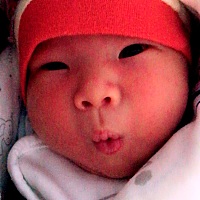 有宝妈家的新生儿喝奶时边吃边拉的吗？吃完就饿，要一直吃很久，这样正常吗