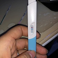 排卵试纸下面红色强阳，手持早孕试纸很浅。 不知道中不中