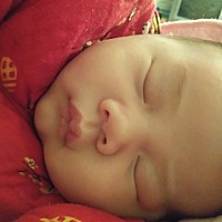 我们今天满月啦😄，终于可以出关了，今天去打预防针体检了下连衣服有12斤了，一个月最少长了四斤😋