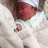 刨腹产宝宝九斤重、个子比较高！小孩很健康！