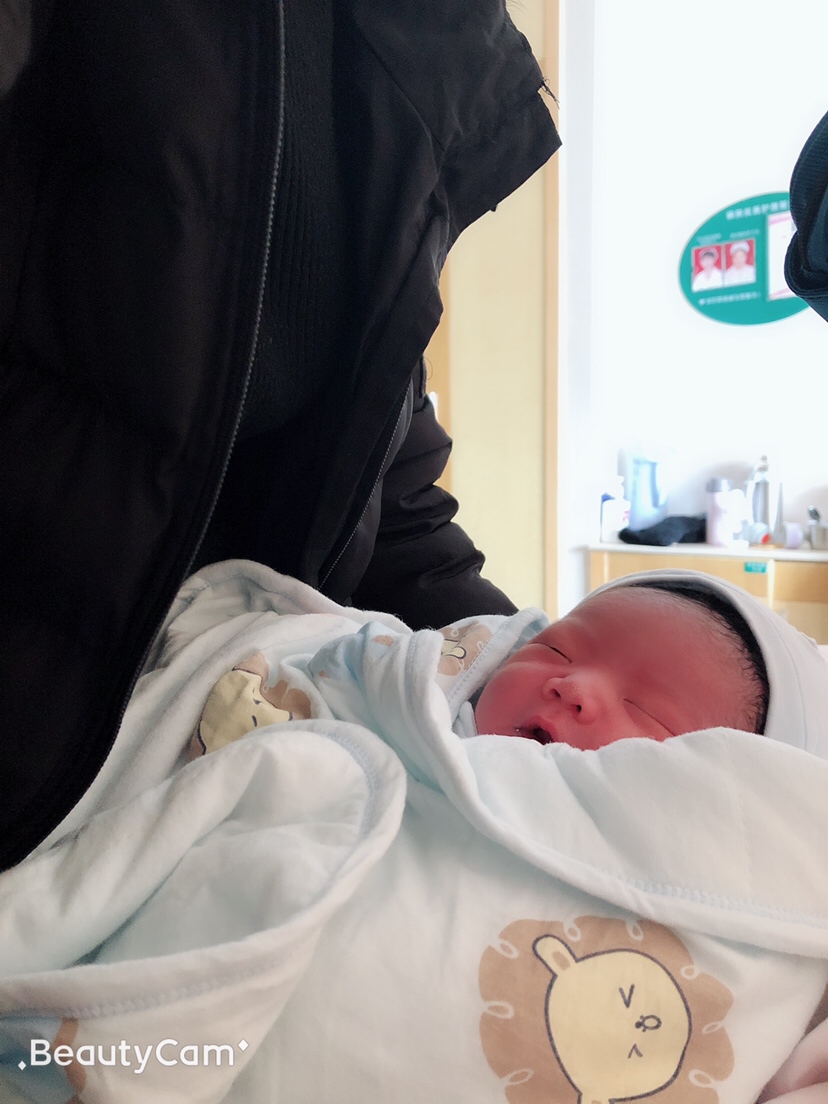 刨腹产宝宝九斤重、个子比较高！小孩很健康！