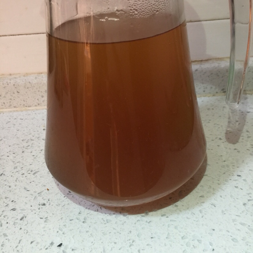 爱美是每个人的天性，谁都喜欢把自己打扮的漂漂亮亮的。在这个看脸的社会，你皮肤可以不够白，但最少脸上看上去一定是干净的，这样也会为自己的仪容加分。
很多人的面部都长有色斑，这些黑色的斑点严重影响美观，而且还有很多人天生就长有雀斑，这就是属于遗传因素导致的雀斑，当然引起雀斑的原因还有很多，下面就一起看看的有关的介绍吧。

为什么女人总长斑？
1、盲目使用化妆品
有些化妆品中含有一定量的铅、汞等成份，长期使用这类型的化妆品会使得脸上的色斑越来越多。虽然化妆可以让妹纸们暂时变美，却留下色斑的隐患。
2、遗传
雀斑遗传基因在紫外线的照射下基底层的酪氨酸酶活性增加，形成黑色素，即雀斑，也叫基因斑。它成于胎儿期，是与生俱来的固定体。

3、卸妆不干净
很多妹纸卸妆总是没有掌握正确的方法，导致色素在脸上沉积，从而使得脸上长斑或者雀斑越来越多。
4、内分泌
内分泌失调也是女性形成雀斑的一个重要因素，女性处在经期或妊娠期时，体内的性激素水平发现变化，会影响到黄褐斑的形成。

5、紫外线照射
很多妹纸脸上长有雀斑，所以她们并不在意防晒，而经过长年累月的沉积，脸上的雀斑越来越多，这是因为黑色素在脸上沉积，最终会导致脸上的雀斑加重。
6、生活习惯不规律
生活压力大，睡眠质量不好，以及减肥偏食导致的营养物质摄入不足，使皮肤的代谢降低，导致斑点的再一次严重。
7、月经周期
雀斑也有与月经周期有关，女人比男人更容易有雀斑。