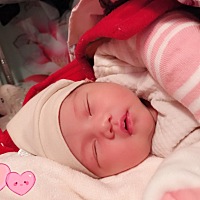 怕她冷，袜子套手上😄，宝宝13天啦😘😘