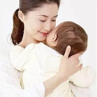 抱婴儿既要注意保护好婴儿，还要抱得舒服，同时使婴儿有安全感。抱起和放下的动作要慢要轻。  大人抱...