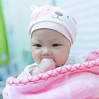 宝宝三个月奶太多，一吃好几股往出来喷，怎么办？都不敢喂，吃快了就呛，掐也掐不住，奶瓶不吃，而且我...