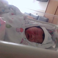 小公主出生第一天 谢谢婆婆昨天陪我进去陪产 一直帮我加油打气怕我热给我扇风喂我喝水 看我痛苦直说一个...