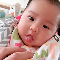 宝宝现在出生已经3个月22天了 母乳喂养经常一个礼拜拉一次屎 有时候十几天 有什么好的办法解决？