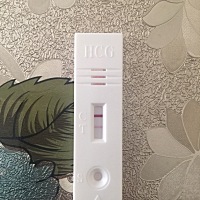 今天早孕试纸颜色又加深了，半喜半忧……