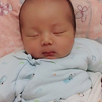 整个月子都是白天睡觉晚上闹，晚上睡不到一个小时都要起来吃奶，真是熬的不行不行的，你们的宝宝是这样...