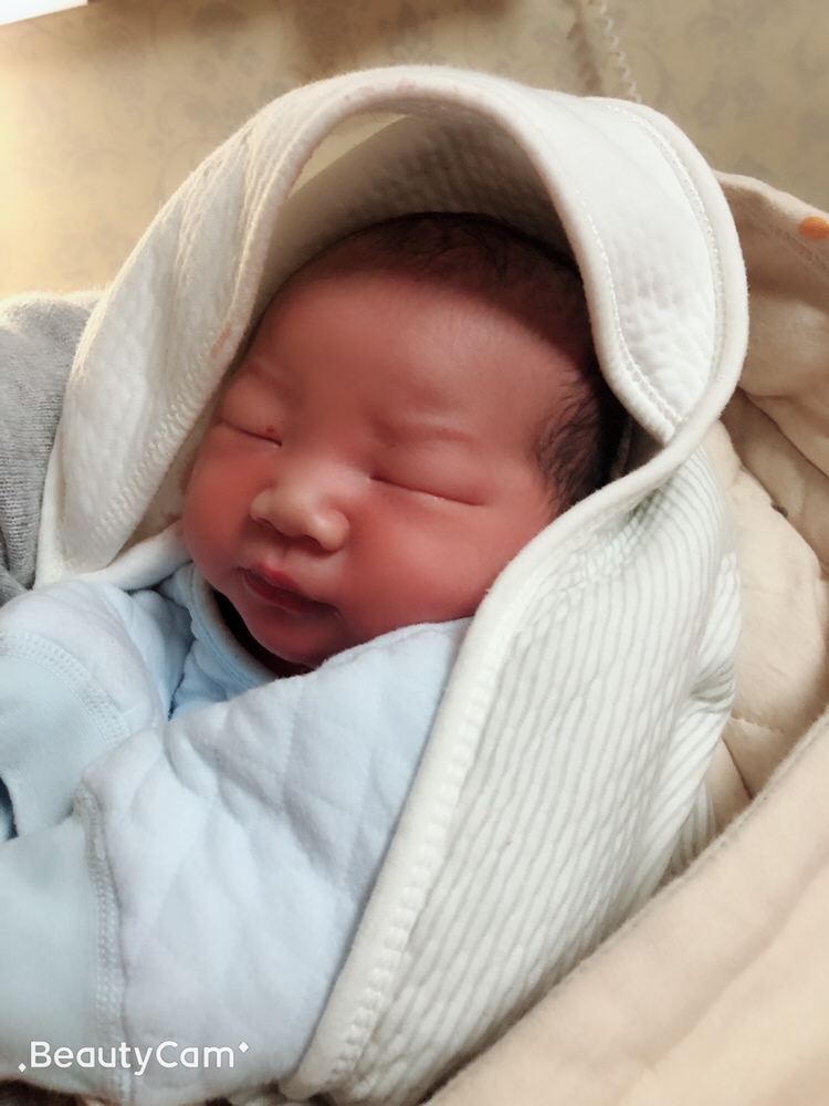 12月7号中午剖宫产男宝宝一名～