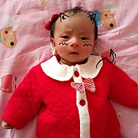 宝宝刚满一个月，一吃奶不到5分钟就睡着了，放下5分钟又醒了😭，怎么办？