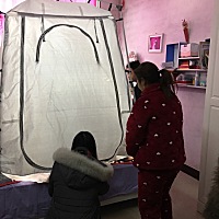 宝宝今天第10天，上午拍月子照的师傅上门为宝宝拍照，不知道是没包裹的好还是宝宝调皮，把自己的脸...