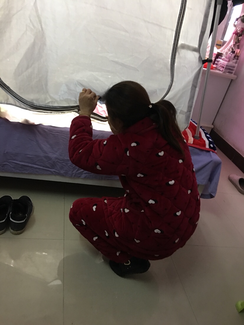 奶奶蹲在床脚下偷看宝宝拍照😁😁