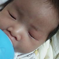 宝宝的右眼老是有眼屎眼睛还红肿什么办呀急急急从出生到现在一直都是