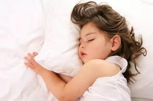 开灯睡觉容易降低婴儿智力低下；

晚上开灯睡觉会让宝宝睡的不安稳，以及会降低宝宝的免疫力，最好是开个小夜灯睡觉就好了。开着夜灯不会影响宝宝的智商。不过对视力不好。