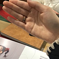 有产后脱发的宝妈么，一抓一把一抓一把。永远抓不完。洗头都感觉很恐怖