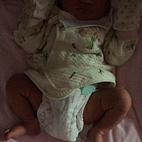 宝妈们，宝宝的腿是这样的睡姿有问题吗？婆婆说要绑腿我没同意