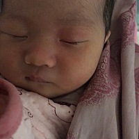 能吃能喝能睡能拉，不哭不闹，换尿布了哼唧两下，乖的很勒，看见妈妈就笑，偷笑，坏笑，咧嘴笑😁，各...