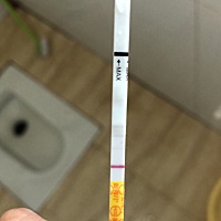 距离姨妈日两天。。不知道是啥情况。就怕炸糊。。 干了之后的早孕试纸 中午测的排卵试纸。